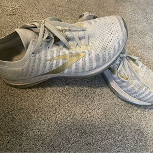 Brooks tennis shoes